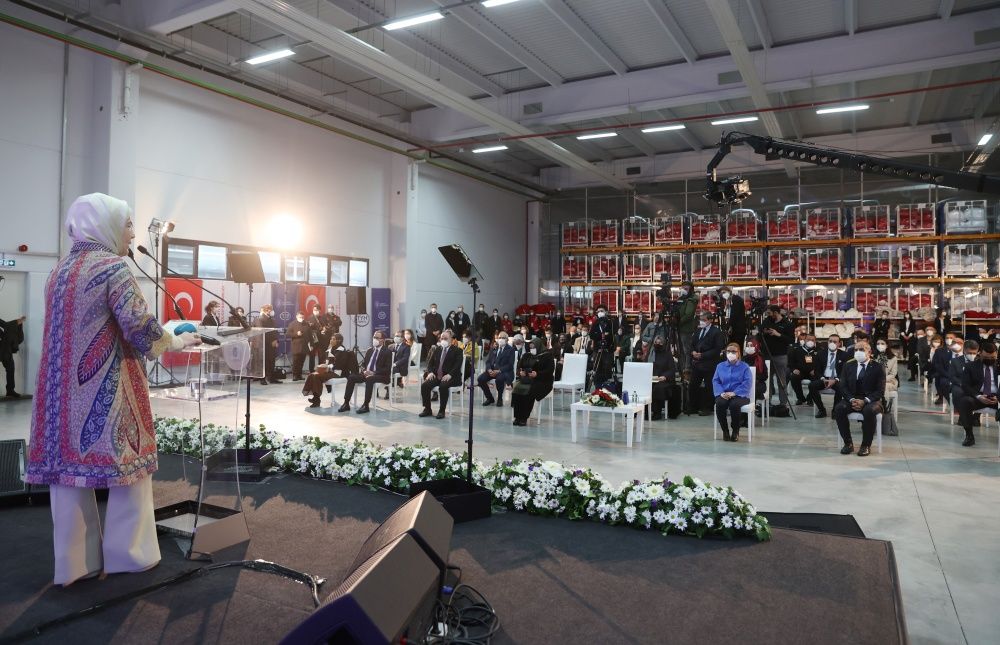 Emine Erdoğan tekstil fabrikasını ziyaret edip dikiş dikti 2