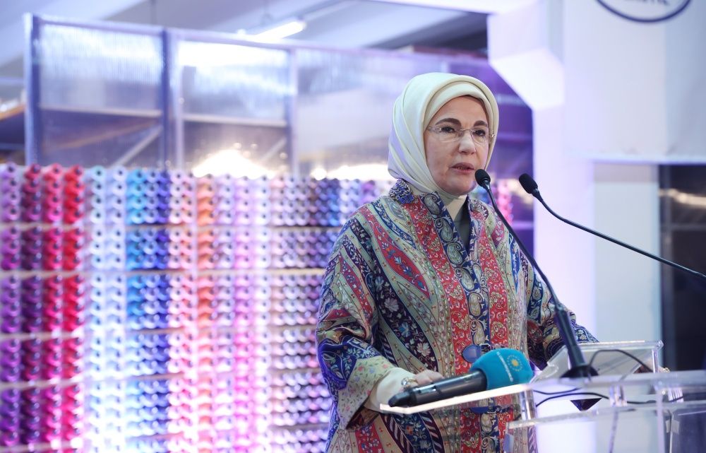 Emine Erdoğan tekstil fabrikasını ziyaret edip dikiş dikti 3