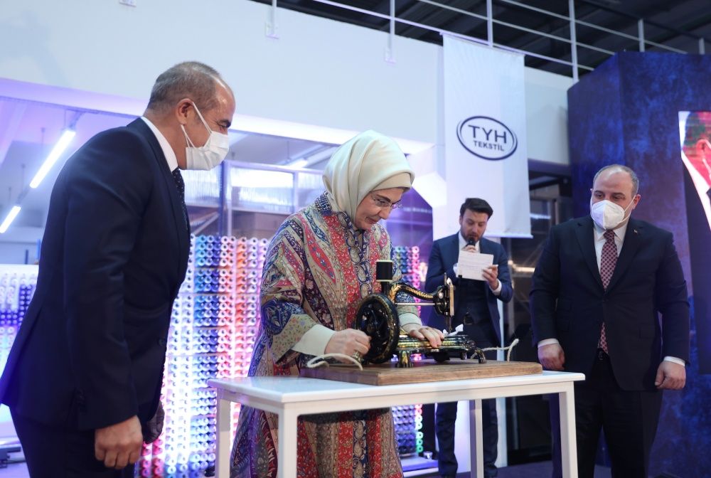 Emine Erdoğan tekstil fabrikasını ziyaret edip dikiş dikti 4