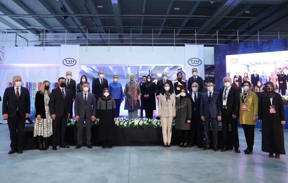 Emine Erdoğan tekstil fabrikasını ziyaret edip dikiş dikti 5