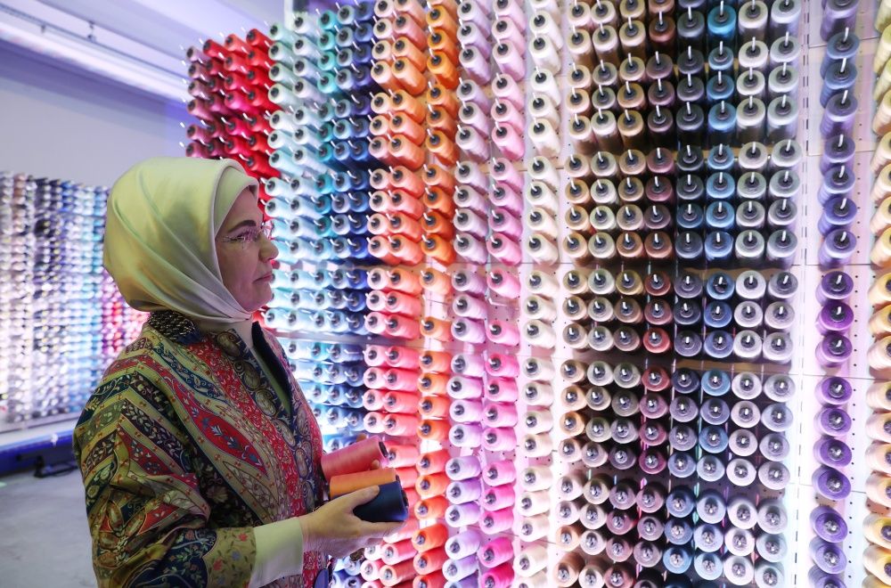Emine Erdoğan tekstil fabrikasını ziyaret edip dikiş dikti 6