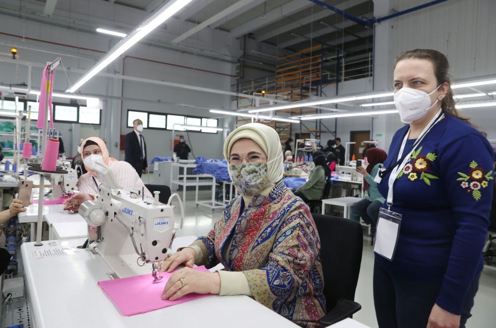 Emine Erdoğan tekstil fabrikasını ziyaret edip dikiş dikti 7