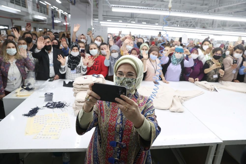 Emine Erdoğan tekstil fabrikasını ziyaret edip dikiş dikti 8