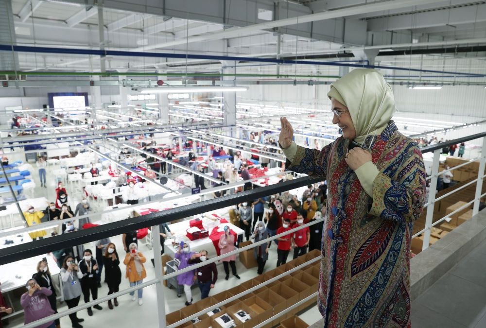 Emine Erdoğan tekstil fabrikasını ziyaret edip dikiş dikti 9