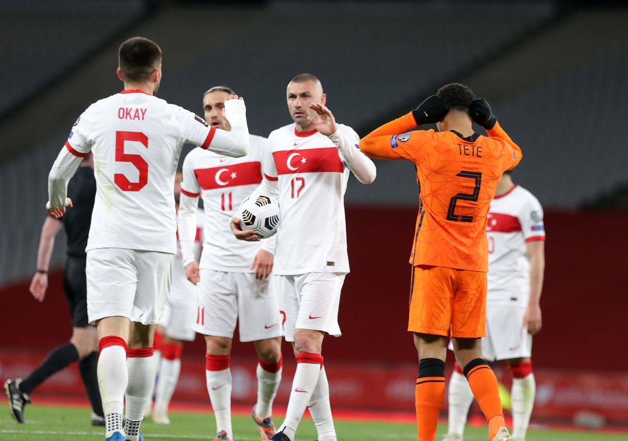 Hollanda basını: "Burak Yılmaz'ın coştuğu Türkiye'de rezil olduk" 1