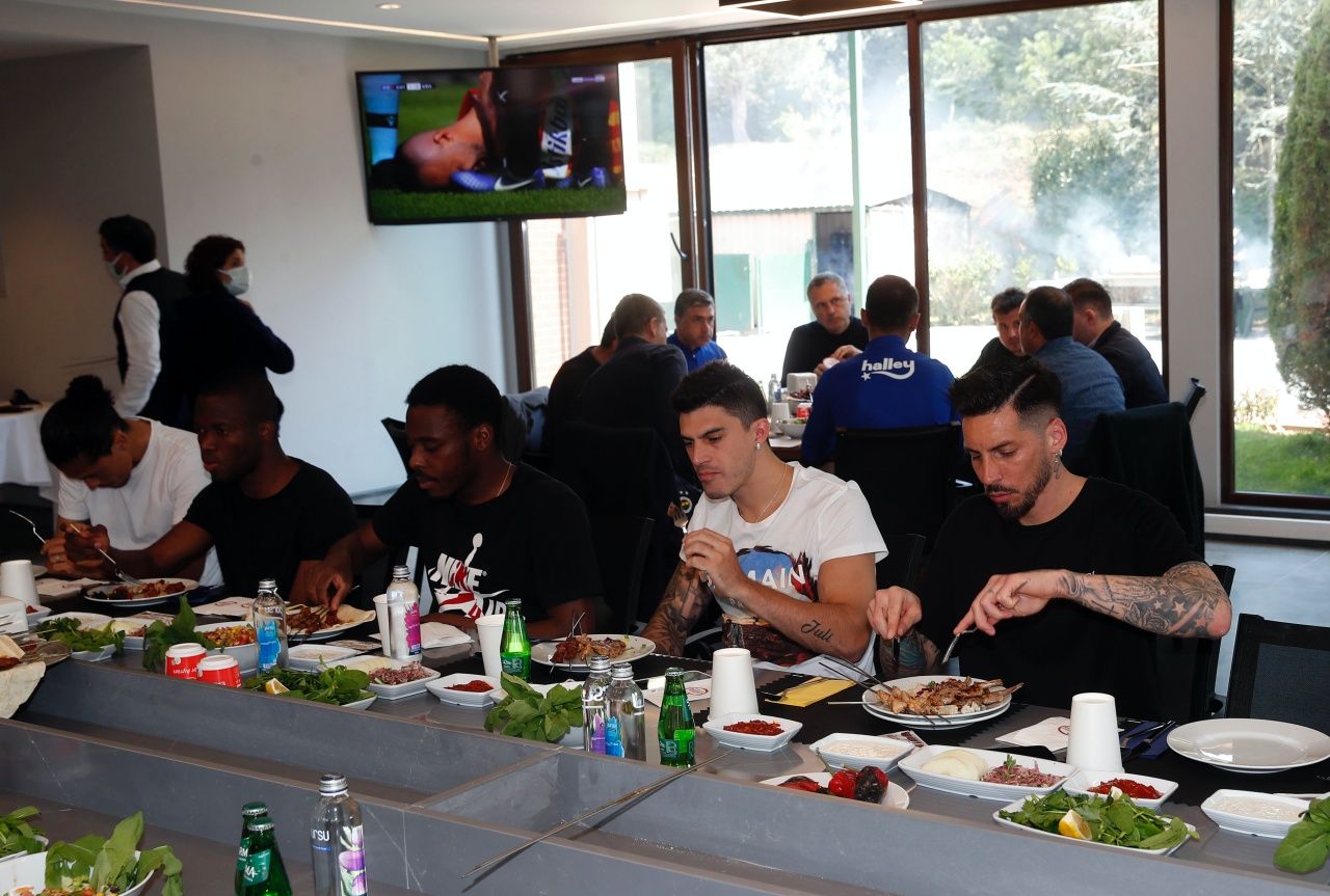 Fenerbahçe yönetiminden takıma barbekü partisi 1