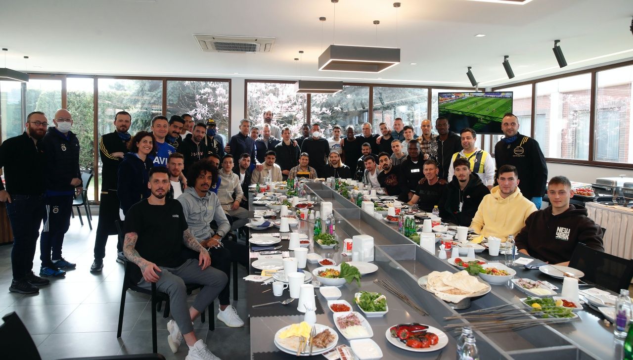 Fenerbahçe yönetiminden takıma barbekü partisi 4