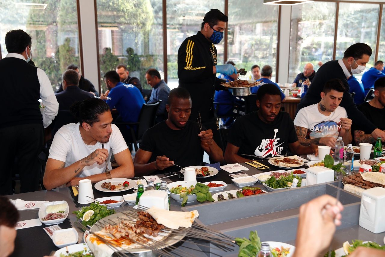 Fenerbahçe yönetiminden takıma barbekü partisi 6