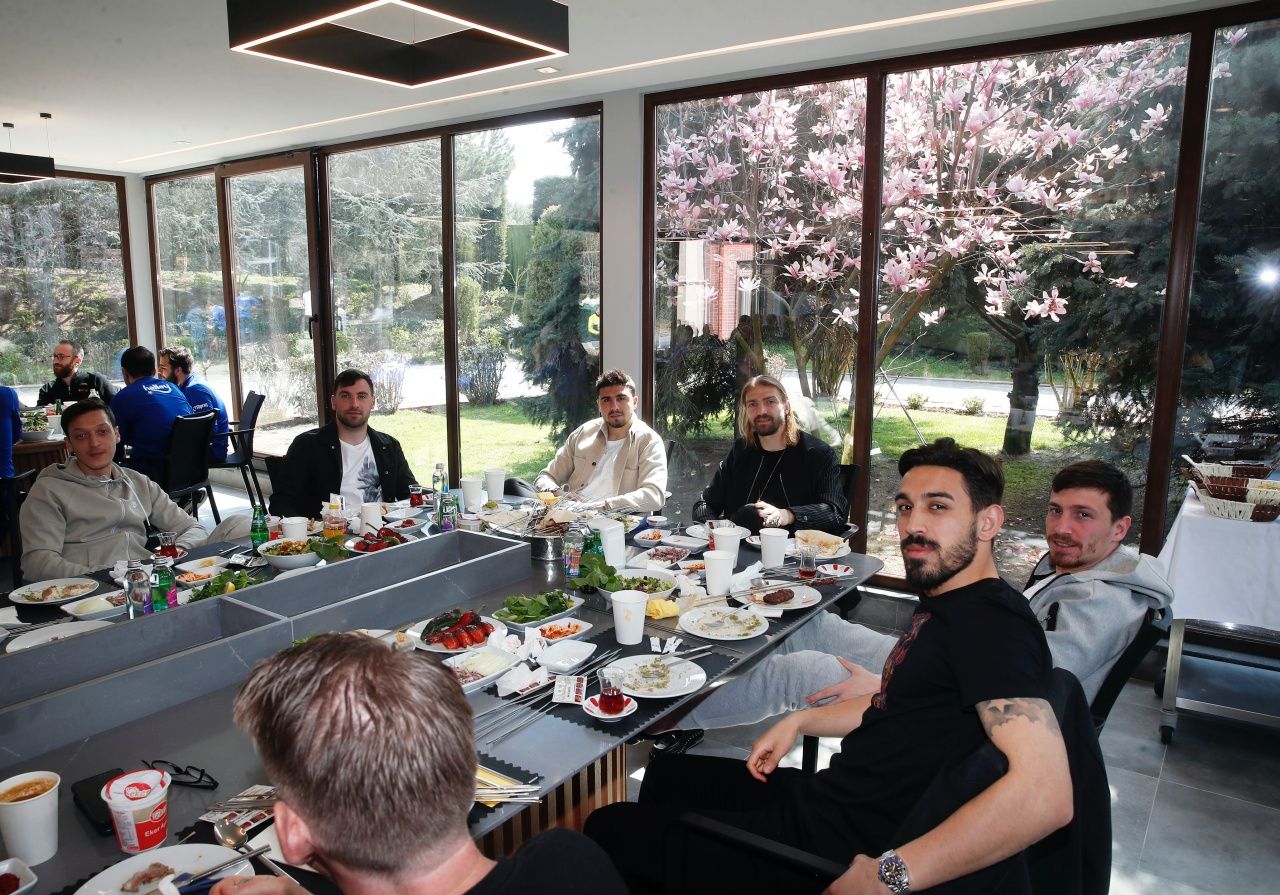 Fenerbahçe yönetiminden takıma barbekü partisi 5