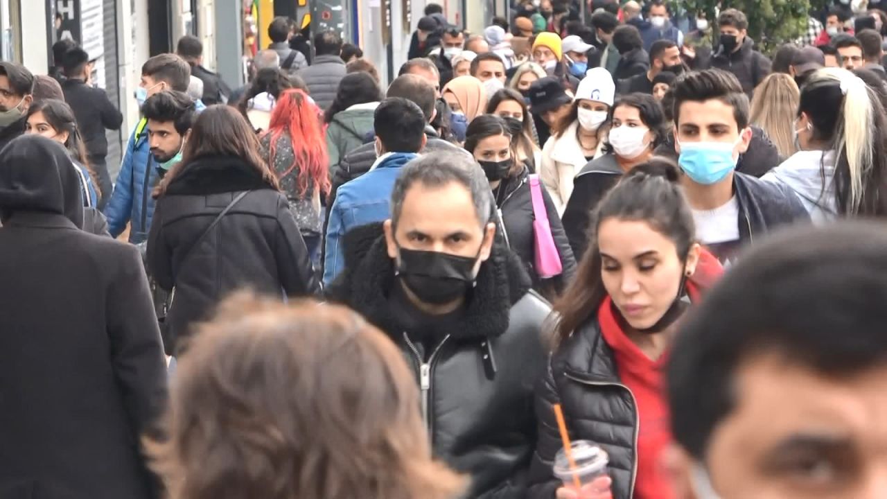 Öpüşen de var dondurma yalayan da! 2