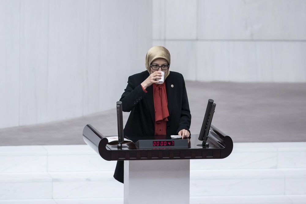 AK Partili vekil Belgin Uygur kürsüde fenalaştı 1