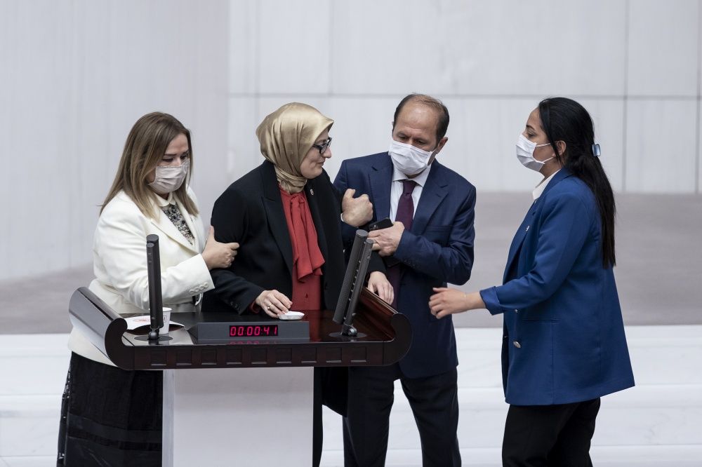 AK Partili vekil Belgin Uygur kürsüde fenalaştı 3