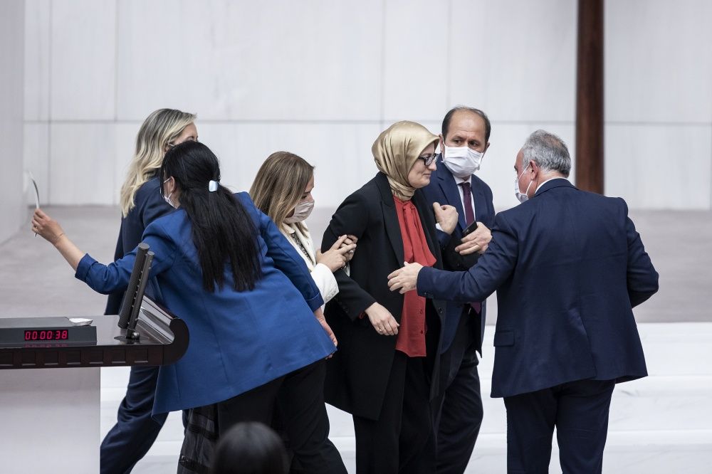 AK Partili vekil Belgin Uygur kürsüde fenalaştı 4