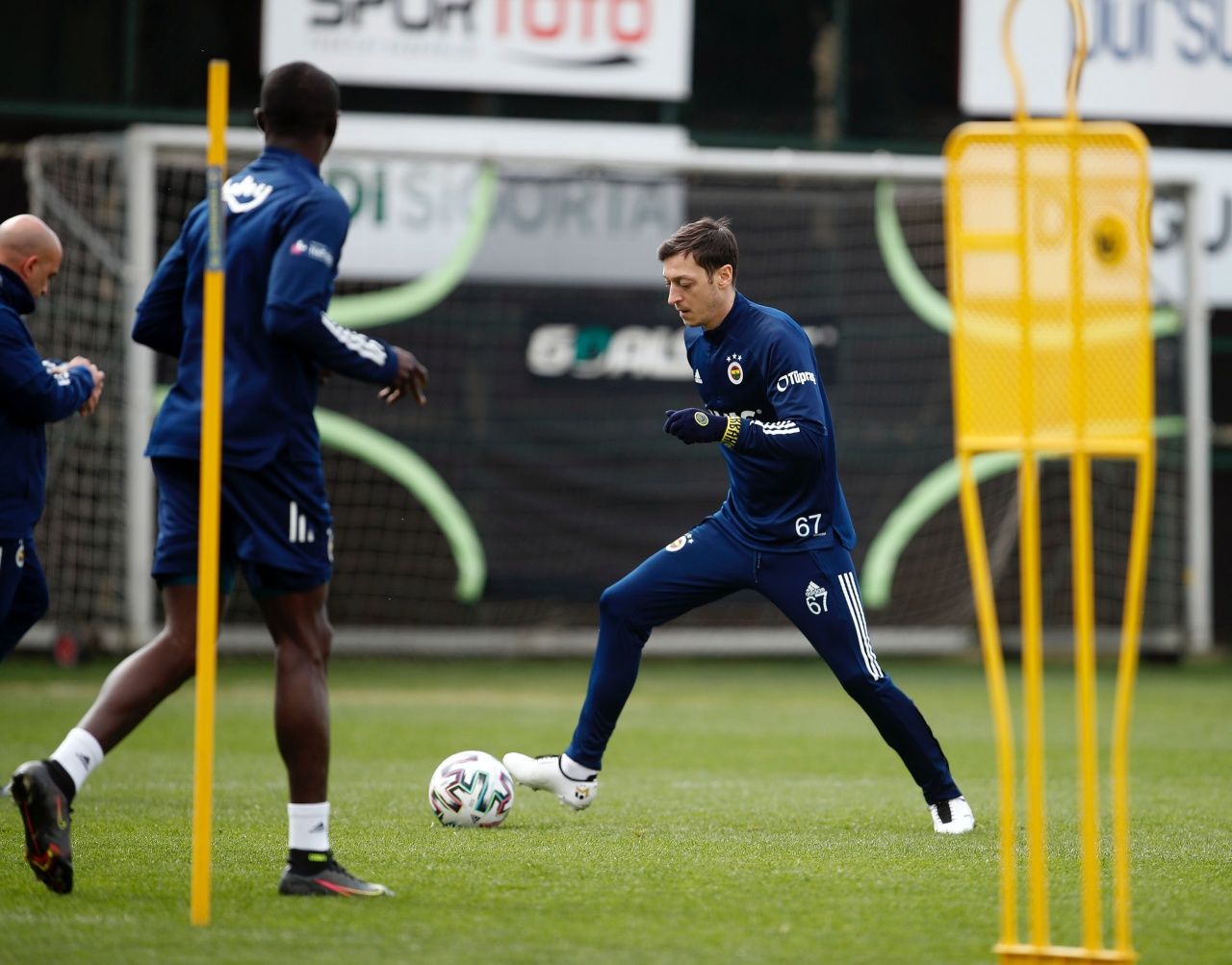 Mesut Özil özel tasarım kramponlarıyla sahaya çıkacak 4