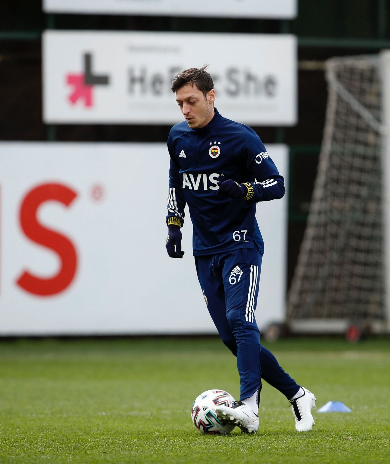 Mesut Özil özel tasarım kramponlarıyla sahaya çıkacak 3