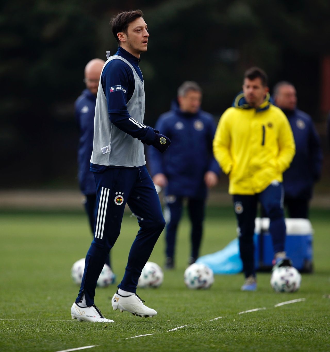 Mesut Özil özel tasarım kramponlarıyla sahaya çıkacak 1