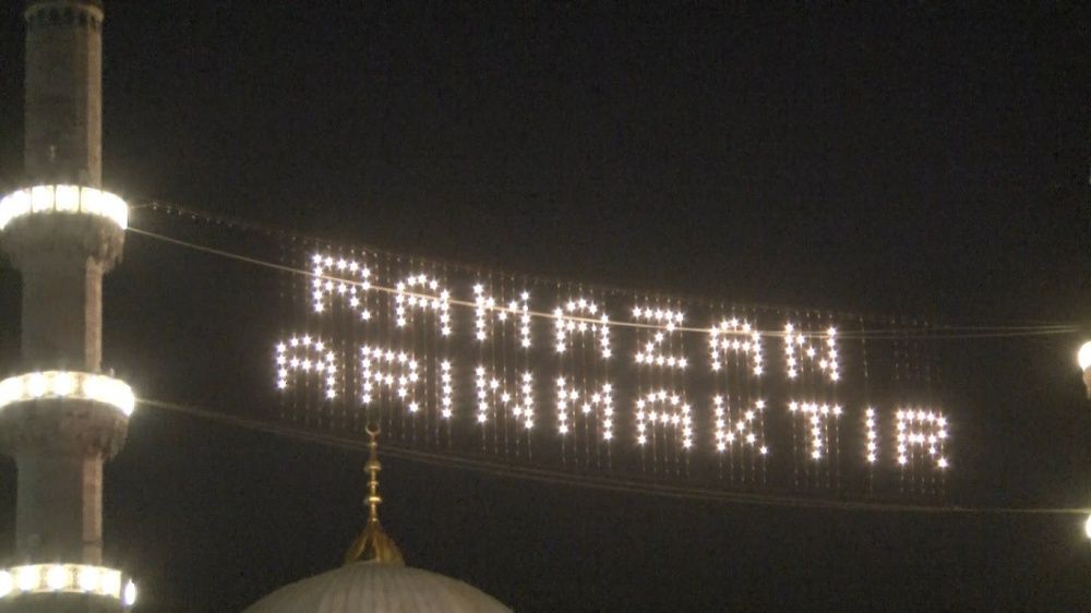 İstanbul'da camiler mahyalarla süslendi 2