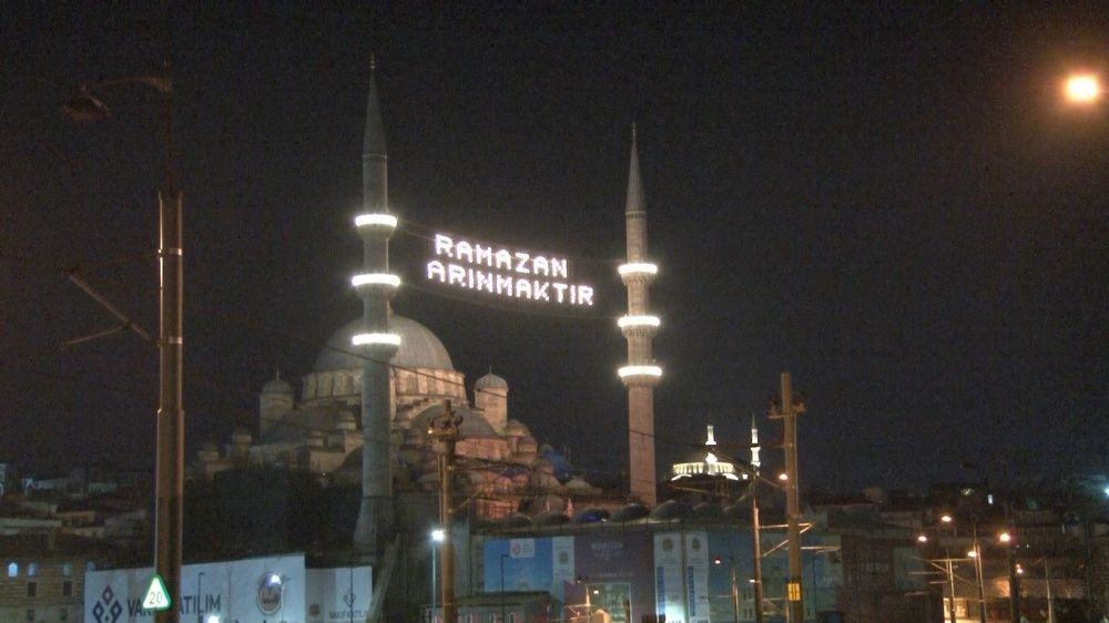 İstanbul'da camiler mahyalarla süslendi 3