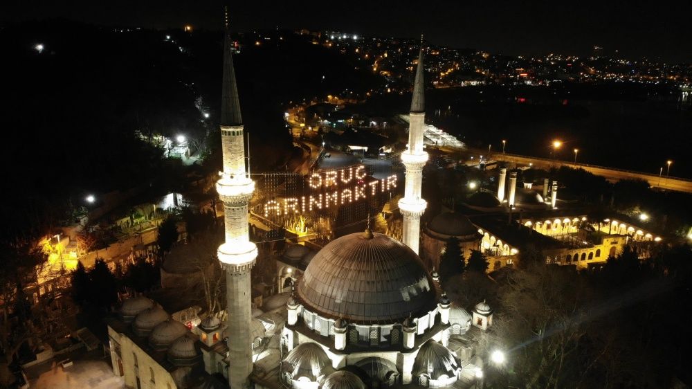 İstanbul'da camiler mahyalarla süslendi 4
