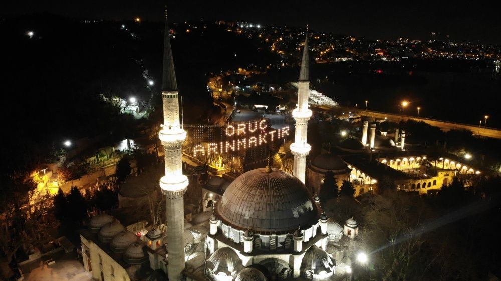 İstanbul'da camiler mahyalarla süslendi 5