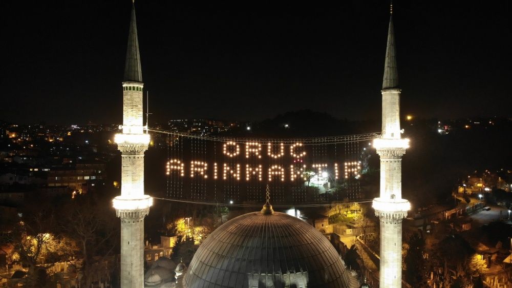 İstanbul'da camiler mahyalarla süslendi 6