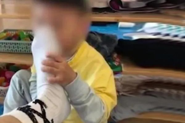 Anaokulunda skandal! Öğretmen öğrencilerine ayağını koklattı... 1
