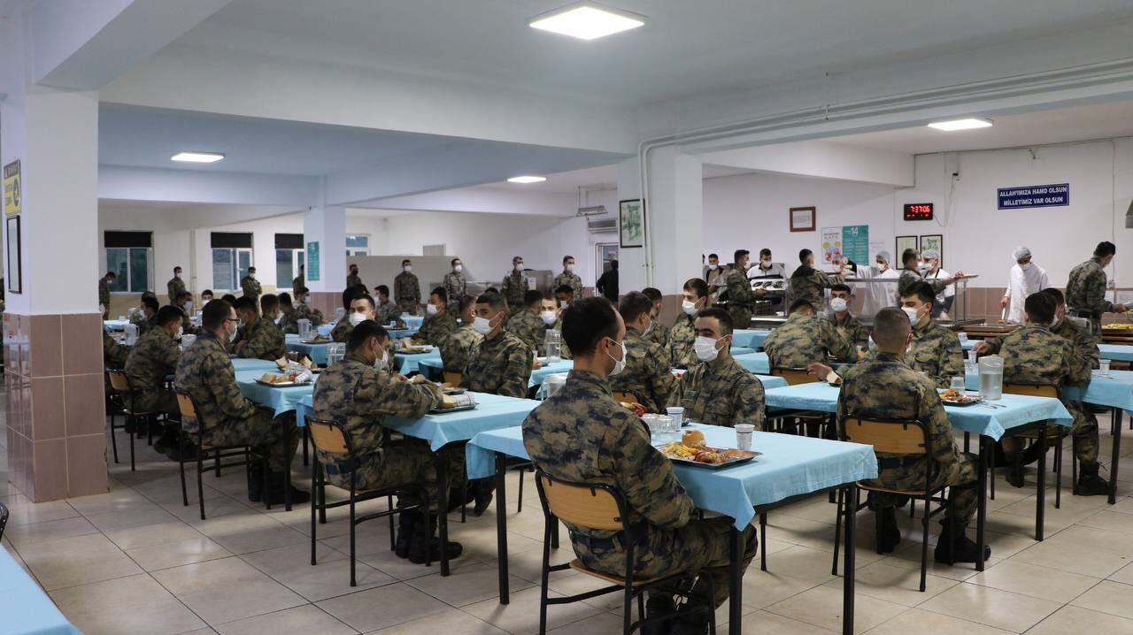 Mehmetçik, silah başında oruç açtı 3