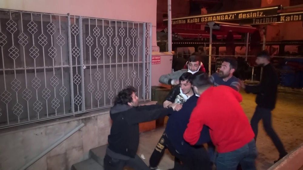 Dükkanı alev alev yanan antikacı ve oğlu darp edildi 1