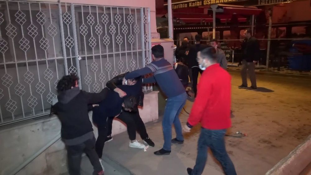 Dükkanı alev alev yanan antikacı ve oğlu darp edildi 2
