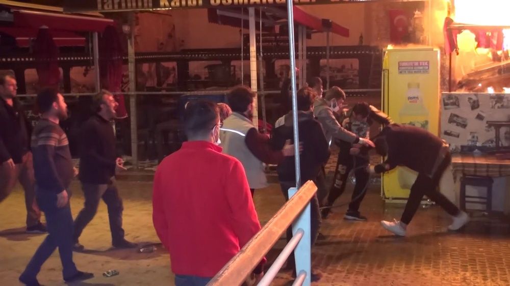 Dükkanı alev alev yanan antikacı ve oğlu darp edildi 4