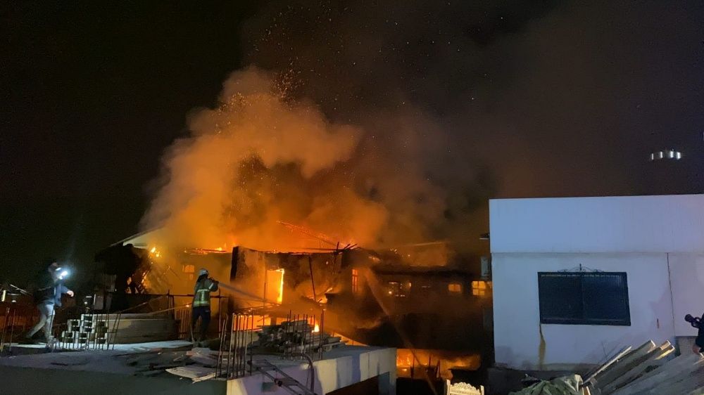 Dükkanı alev alev yanan antikacı ve oğlu darp edildi 7