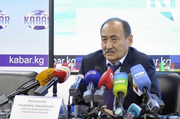 Sağlık Bakanı kameralar önünde zehirli bitkiyi kaynatıp içti! 2