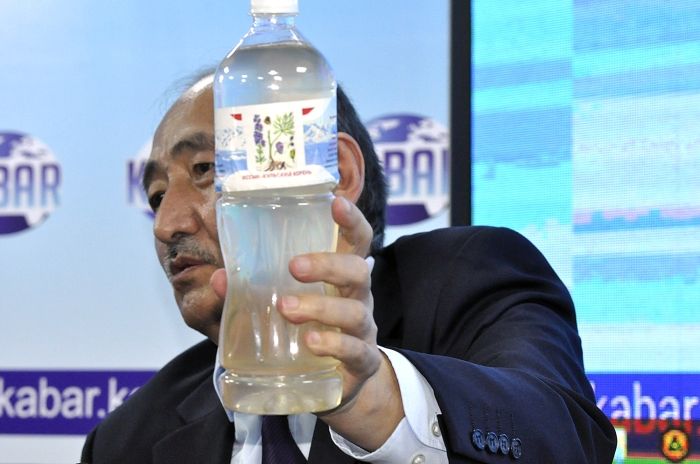 Sağlık Bakanı kameralar önünde zehirli bitkiyi kaynatıp içti! 4