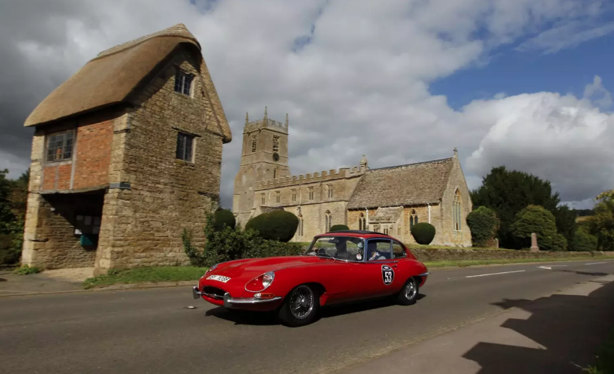 Jaguar E-Type 60. Yılını özel seriyle kutluyor 5
