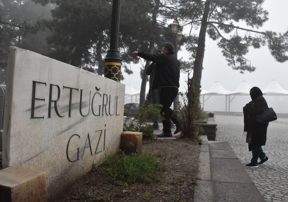 Ertuğrul Gazi'nin türbesini ziyaret etmek için İngiltere'den geldiler 1
