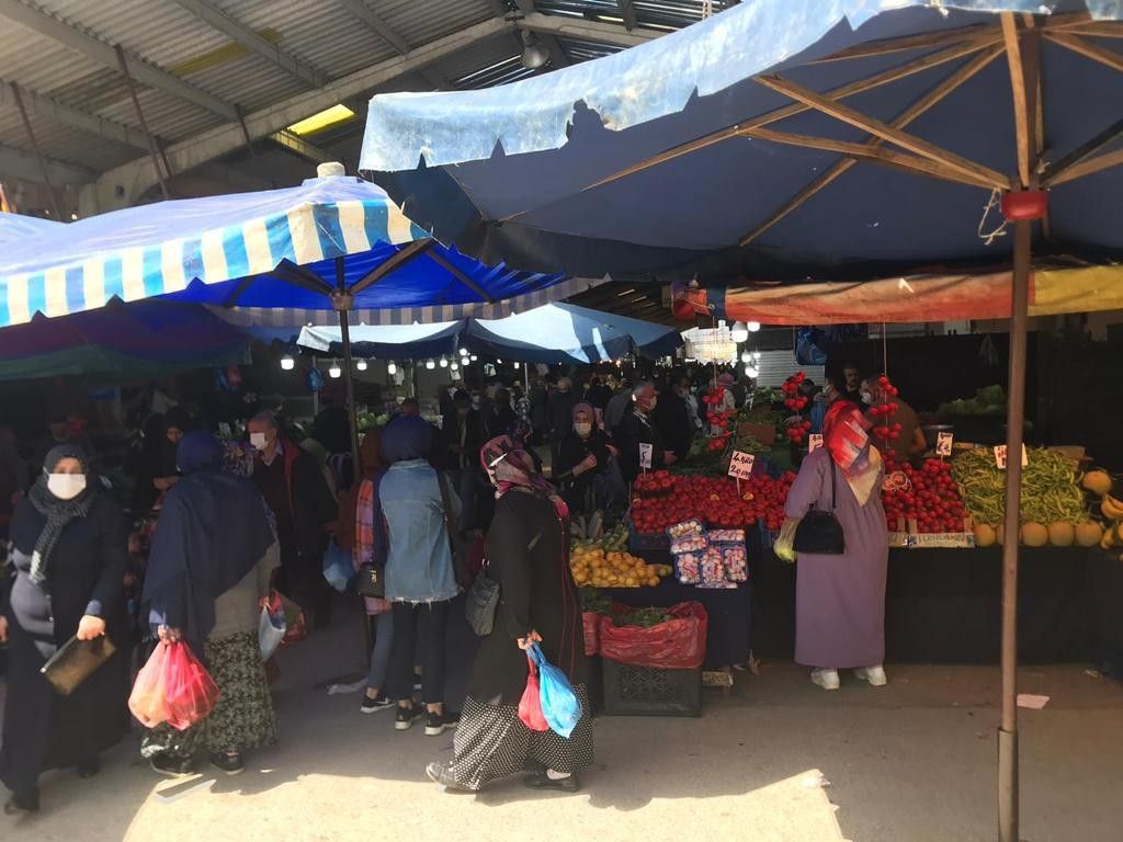 Kapanma öncesi pazara koştular, sosyal mesafeyi unuttular 13
