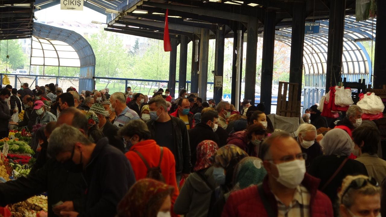 Kapanma öncesi pazara koştular, sosyal mesafeyi unuttular 1