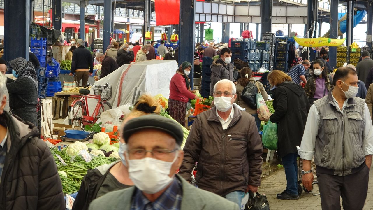 Kapanma öncesi pazara koştular, sosyal mesafeyi unuttular 2