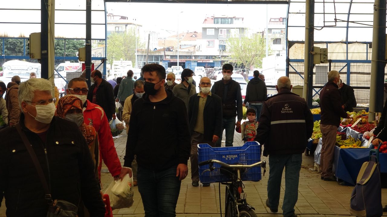 Kapanma öncesi pazara koştular, sosyal mesafeyi unuttular 5