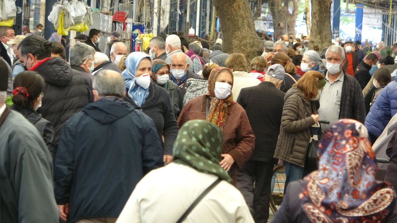 Kapanma öncesi pazara koştular, sosyal mesafeyi unuttular 6