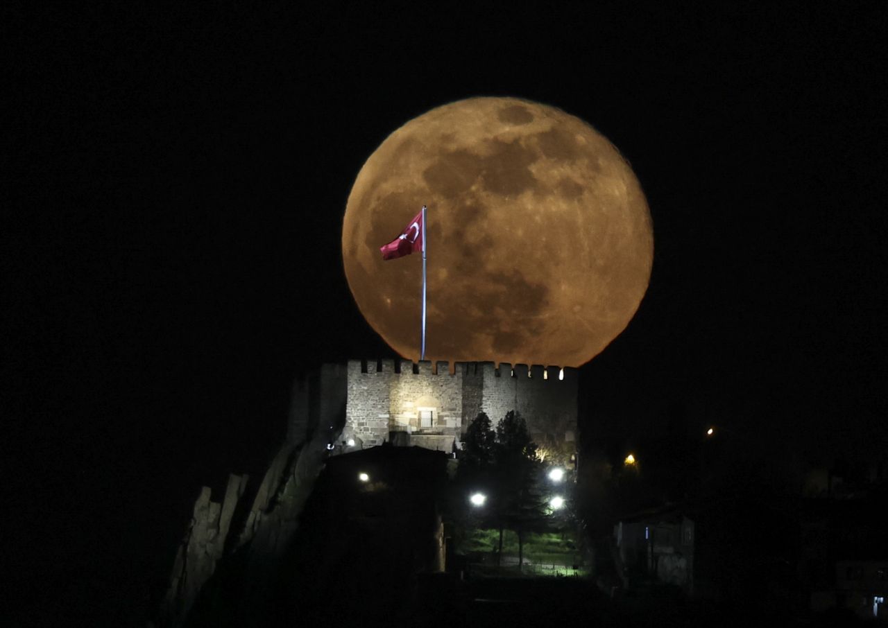 Yılın ilk Süper Ay'ı böyle görüntülendi 6