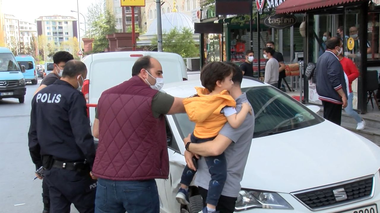 Bomboş yolda otomobiliyle takla attı 3