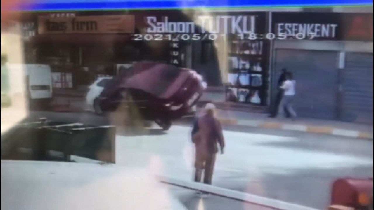Bomboş yolda otomobiliyle takla attı 1