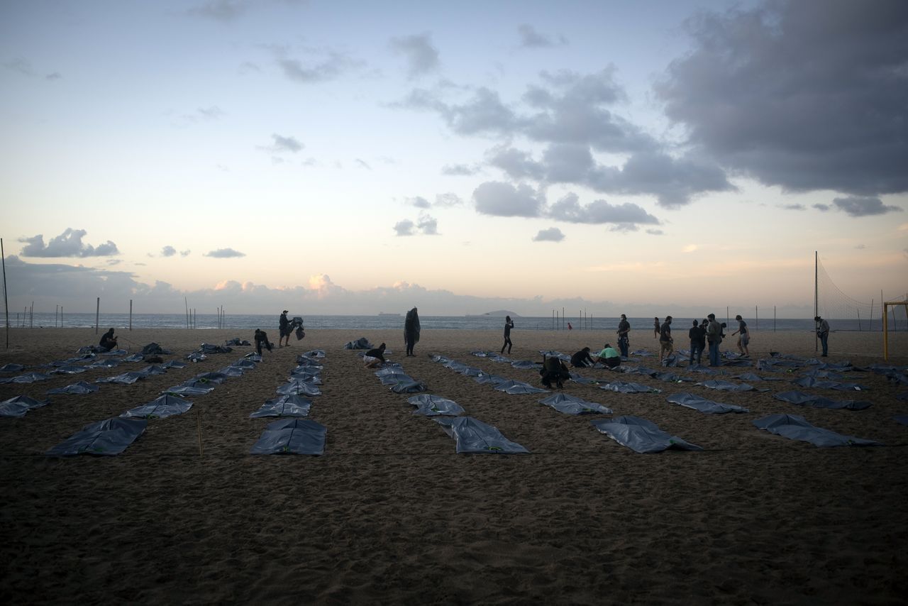 Dünyaca ünlü plajda ceset torbaları 1