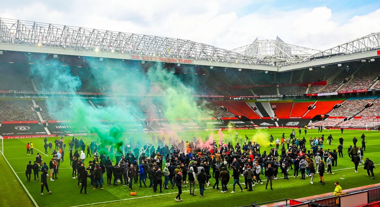 Manchester United taraftarı isyan çıkardı 14