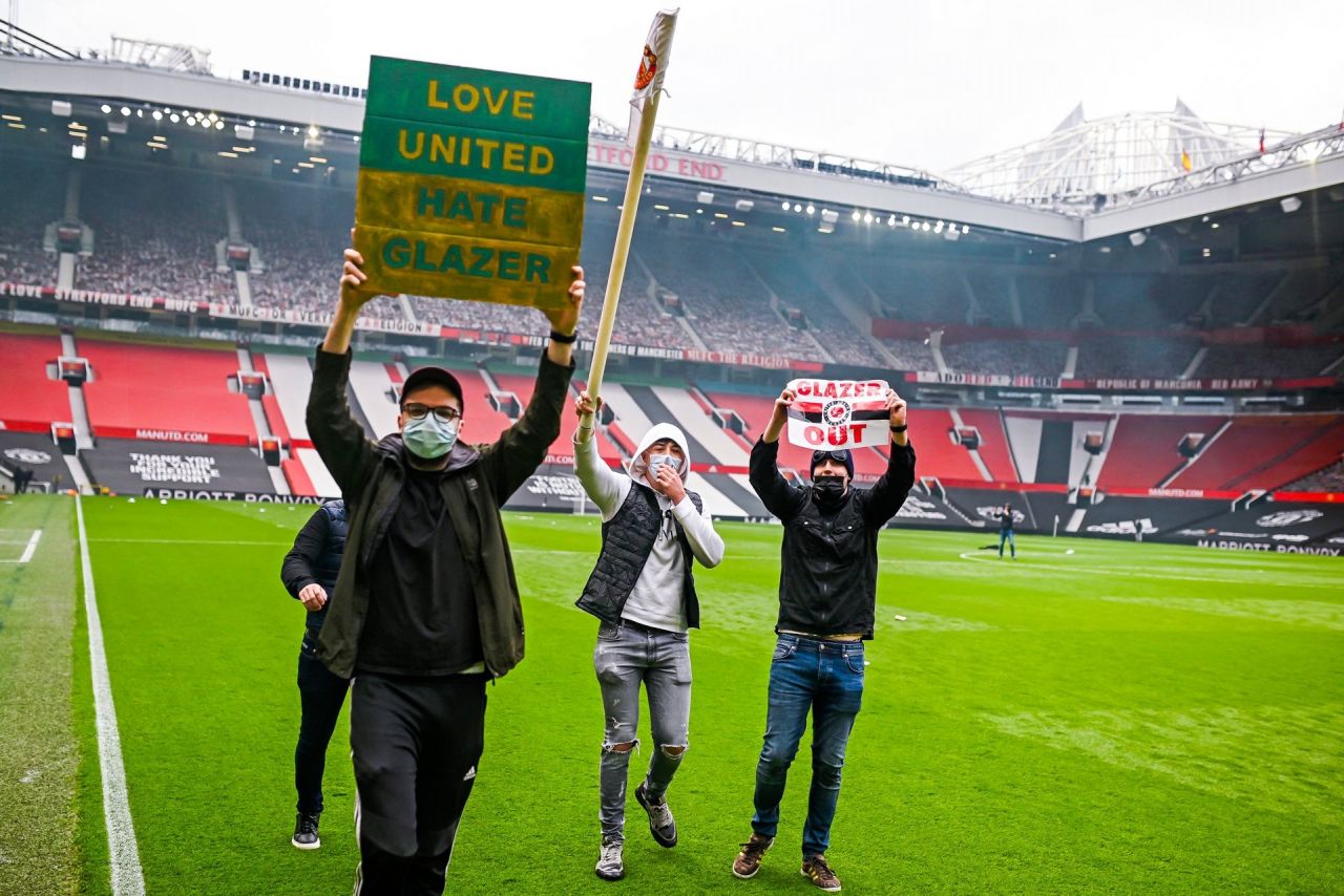 Manchester United taraftarı isyan çıkardı 12