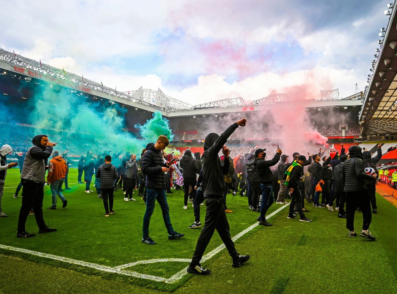 Manchester United taraftarı isyan çıkardı 13