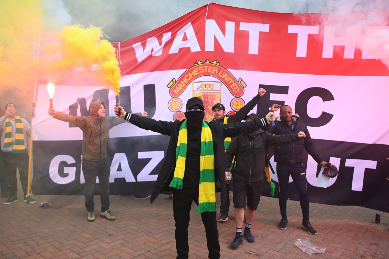Manchester United taraftarı isyan çıkardı 11