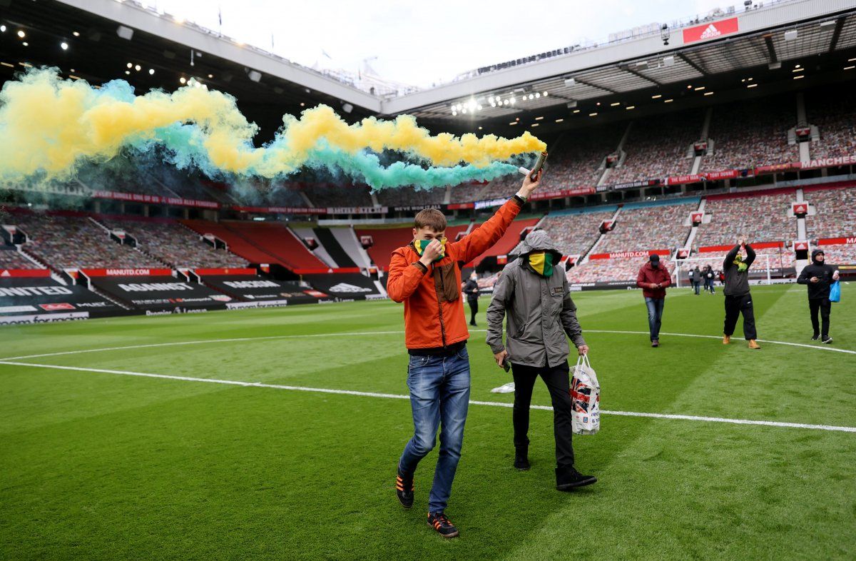 Manchester United taraftarı isyan çıkardı 3