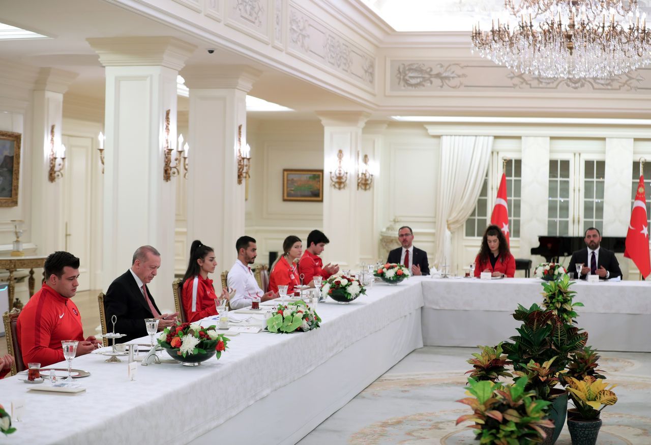 Cumhurbaşkanı Erdoğan, şampiyonlarla iftarda 12
